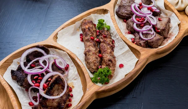 Jídlo z gruzínské kuchyně. Grilované maso s khinkali. Gruzínská restaurace. — Stock fotografie