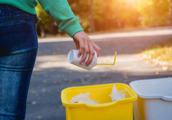 Chica voluntaria clasifica la basura en la calle del parque. Concepto de reciclaje . — Foto de Stock