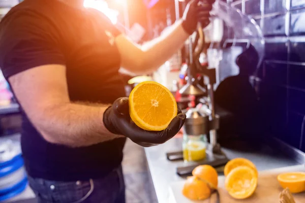 Fém kézi facsaró. Frissen facsart narancslé elkészítése — Stock Fotó