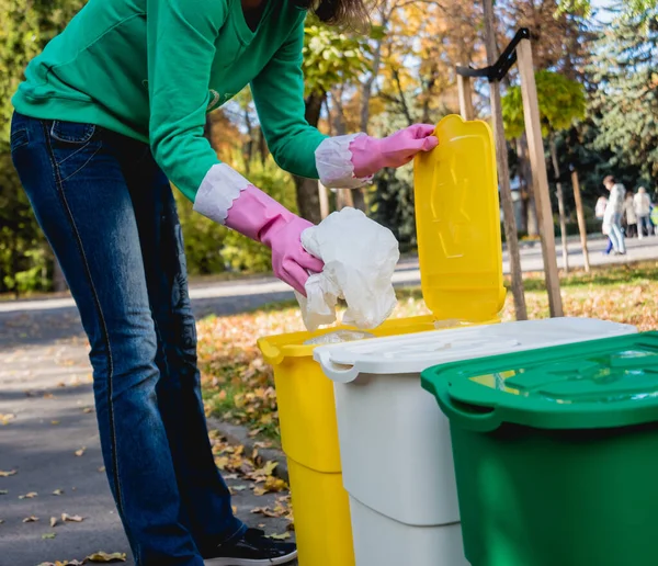 Volunteer girl sorts garbage in the street of the park. Concept of recycling. — 스톡 사진