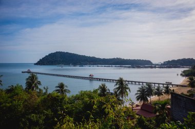 Palmiyeli güzel tropikal sahil manzarası.
