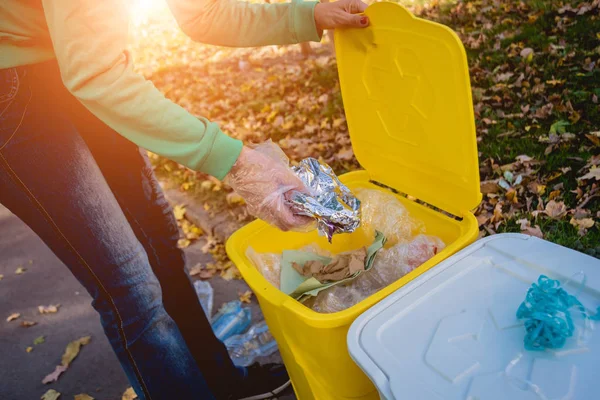 Menina voluntária classifica lixo na rua do parque. Conceito de reciclagem . — Fotografia de Stock