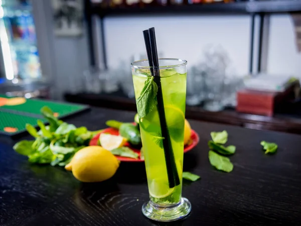 Alkoholfri cocktail med lime och mynta vid bardisken. — Stockfoto