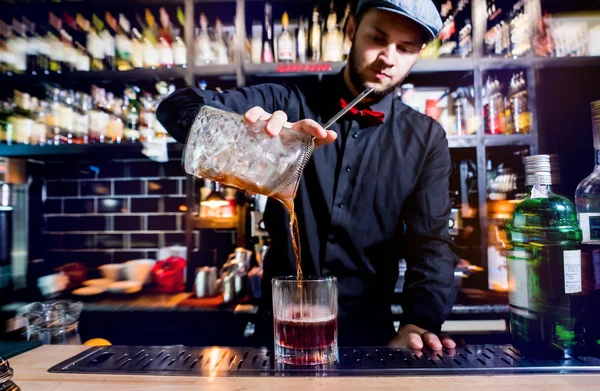 O barman está a fazer cocktails no balcão do bar. Coquetéis frescos . — Fotografia de Stock