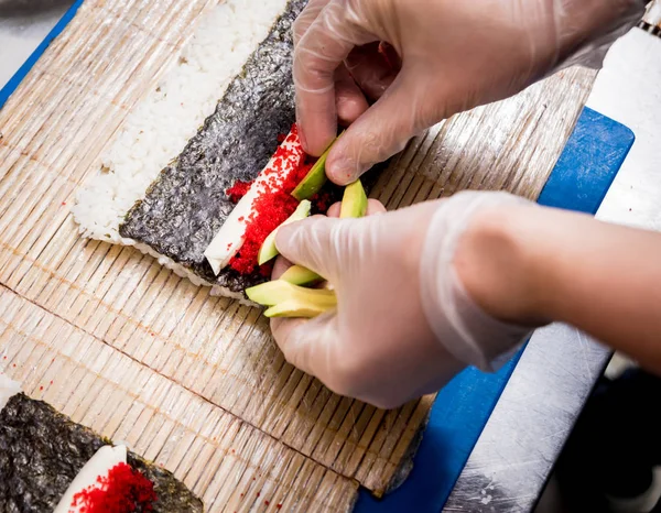 Proceso de hacer sushi y rollos en la cocina del restaurante . —  Fotos de Stock