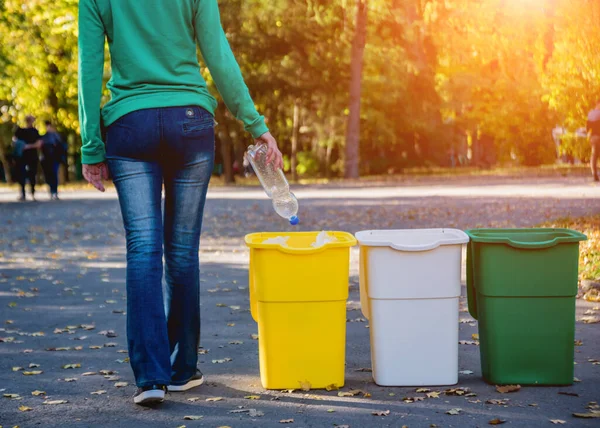 Volunteer girl sorts garbage in the street of the park. Concept of recycling. — 스톡 사진