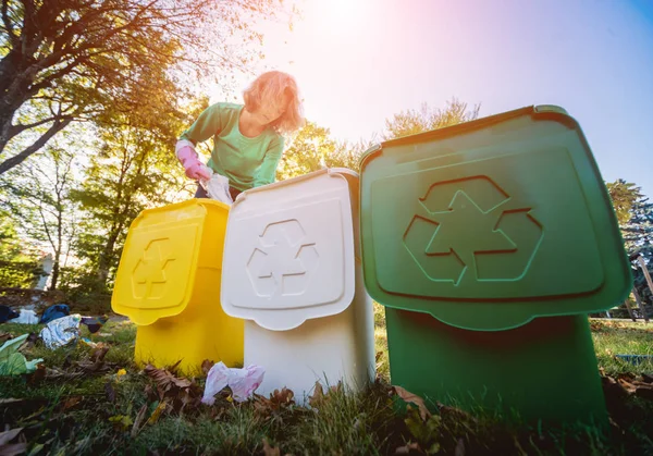 Volunteer girl sorts garbage in the street of the park. Concept of recycling. — 스톡 사진