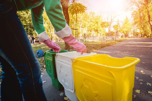Relawan gadis macam sampah di jalan-jalan taman. Konsep daur ulang . — Stok Foto