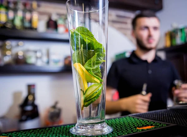 Cantinero está haciendo cóctel sin alcohol en el mostrador del bar . — Foto de Stock