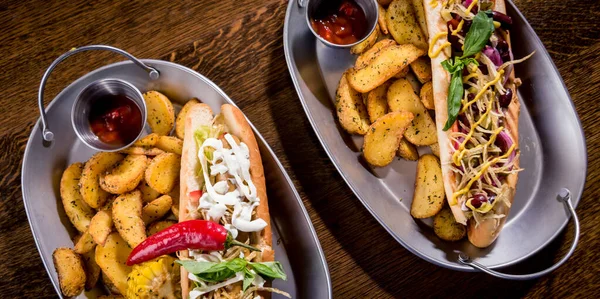 Hotdogy a hranolky na talíři. Jídlo na rychlé občerstvení. Restaurace. — Stock fotografie