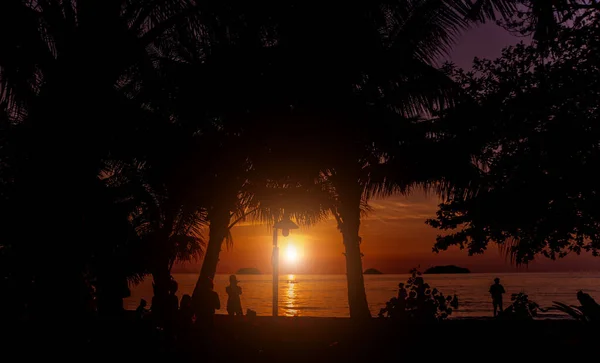 Vacker solnedgång vid stranden i tropikerna. Himmel och hav — Stockfoto