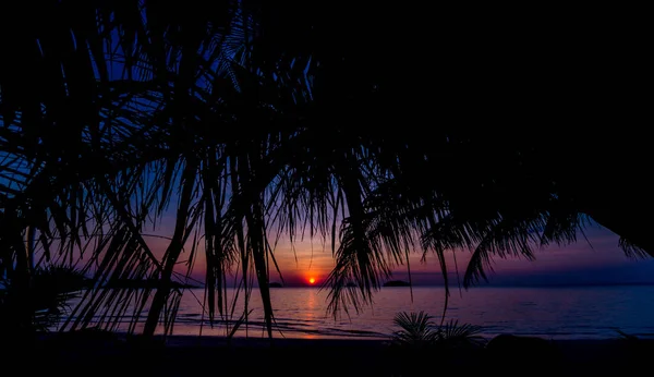熱帯のビーチで美しい夕日。空と海 — ストック写真