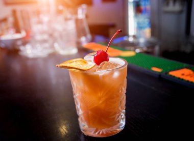 Tahta tezgahta limonlu ve portakallı alkolsüz kokteyl. Restoran.