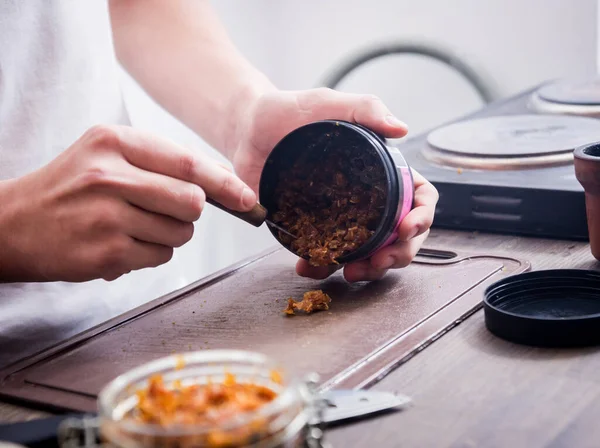 Matlagning hookah i baren. Skär tobak i en skål. Restaurang — Stockfoto