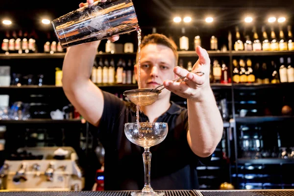 Il barista prepara cocktail al bancone del bar. Cocktail freschi. Barman al lavoro . — Foto Stock