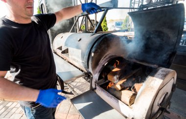 Parkta büyük bir barbekü ızgarası. Izgara içicide hazırlanmış et..
