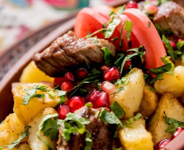 Kil bir tencerede kızarmış patates. Avrupa mutfağı.