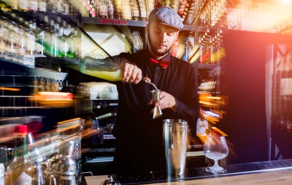 O barman está a fazer cocktails no balcão do bar. Coquetéis frescos. Barman no trabalho . — Fotografia de Stock