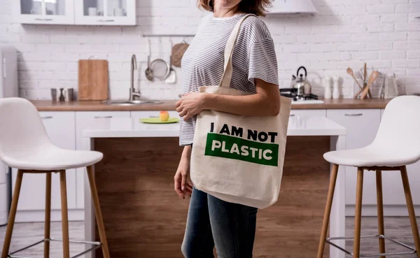 Молода дівчина тримає сумку. На кухні. Я не пластик . — стокове фото