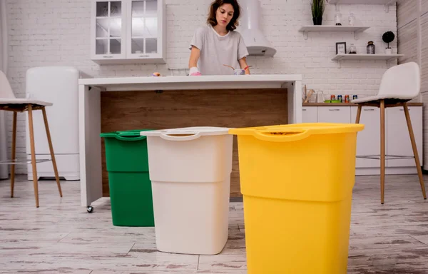 Chica joven clasificando basura en la cocina. Concepto de reciclaje. Residuos cero — Foto de Stock