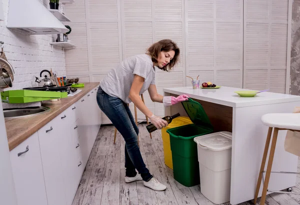 Rapariga a classificar lixo na cozinha. Conceito de reciclagem. Resíduos zero — Fotografia de Stock