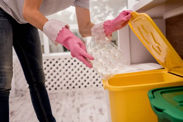 Chica joven clasificando basura en la cocina. Concepto de reciclaje. Residuos cero — Foto de Stock