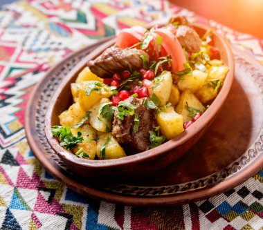 Kil bir tencerede kızarmış patates. Avrupa mutfağı.