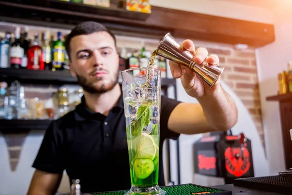 Barman está fazendo coquetel não alcoólico no balcão do bar . — Fotografia de Stock