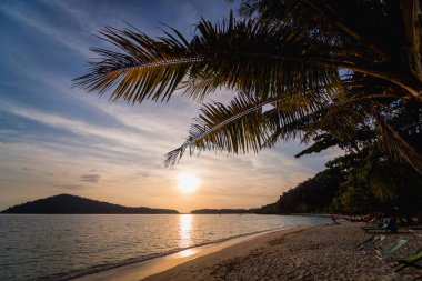Tropiklerdeki sahilde güzel bir gün batımı. Gökyüzü ve okyanus