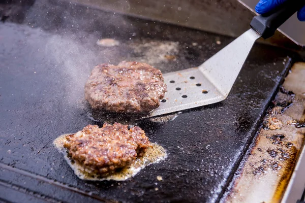 Šéf připravuje hamburgery u kuchyňského grilu. Restaurace. — Stock fotografie