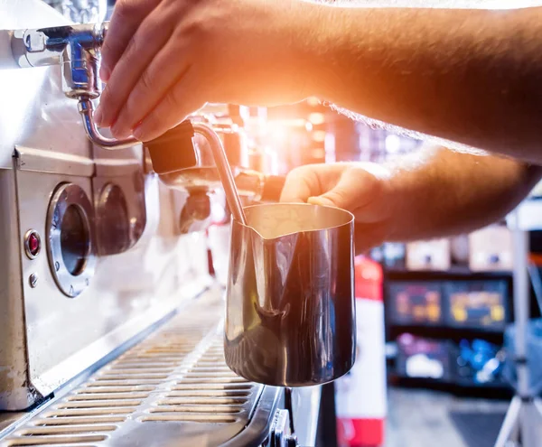 Der Barkeeper bereitet Kaffee, Cappuccino, Kakao und Getränke an der Bar zu. Barista. — Stockfoto