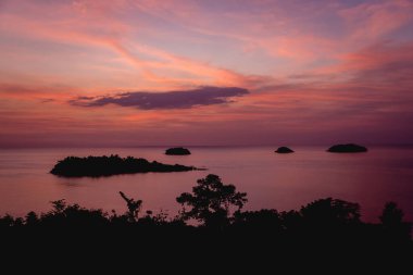 Tropiklerdeki sahilde güzel bir gün batımı. Gökyüzü ve okyanus