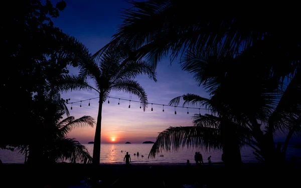 Gyönyörű naplemente a trópusi tengerparton. Ég és óceán — Stock Fotó