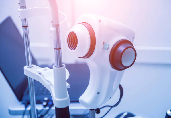 Ο ιατρικός εξοπλισμός της οφθαλμολογίας. Εξέταση ματιών. Σύγχρονη συσκευή στην κλινική — Φωτογραφία Αρχείου