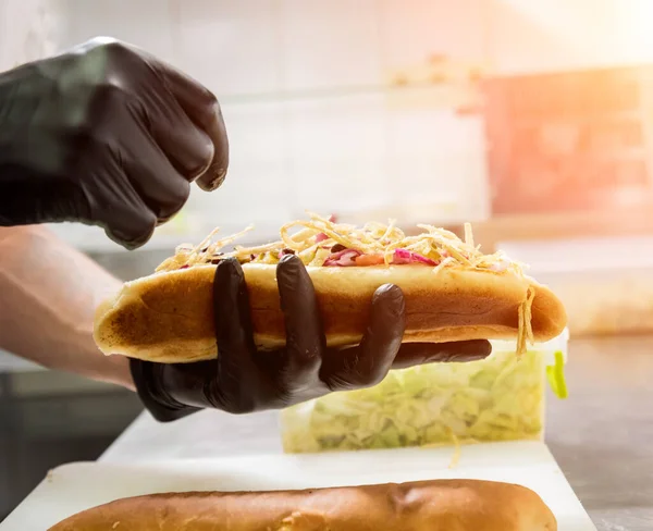 Le chef cuisinier hot dog sur un gril. Restaurant . — Photo