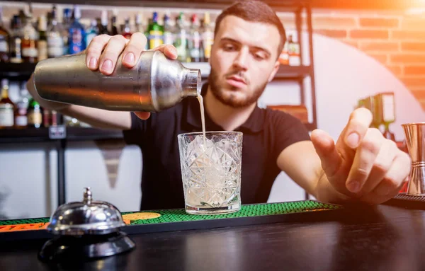 Barman dělá nealkoholický koktejl u baru.. — Stock fotografie