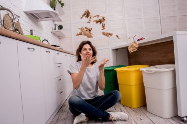 Mutfakta çöpleri ayıran genç bir kız. Geri dönüşüm kavramı. Sıfır atık