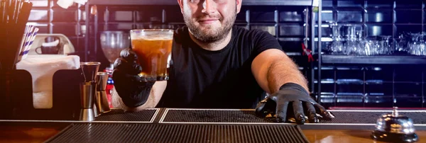 O barman está a fazer cocktails no balcão do bar. Coquetéis frescos . — Fotografia de Stock