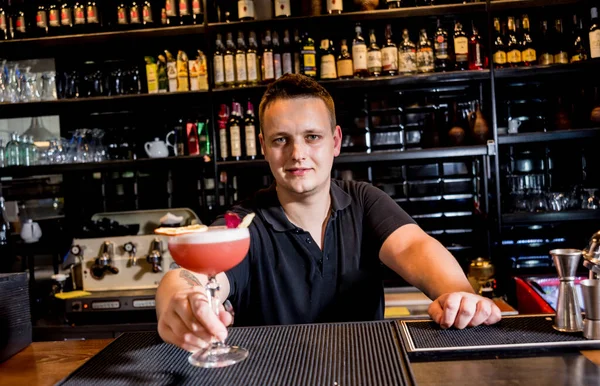 Il barista prepara cocktail al bancone del bar. Cocktail freschi. Barman al lavoro . — Foto Stock