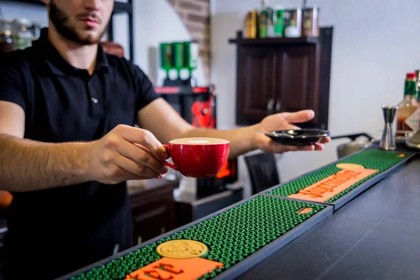 Barista fazendo café cappuccino derramando leite. Restaurante — Fotografia de Stock