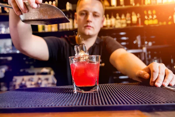 El camarero está haciendo cócteles en el mostrador del bar. Cócteles frescos. Barman en el trabajo . — Foto de Stock