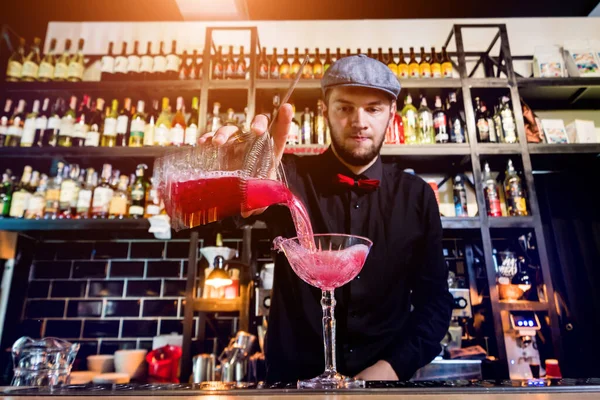 El camarero está haciendo cócteles en el mostrador del bar. Cócteles frescos . — Foto de Stock