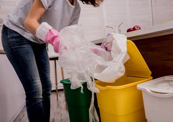 Chica joven clasificando basura en la cocina. Concepto de reciclaje. Residuos cero — Foto de Stock