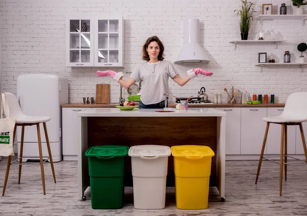 Rapariga a classificar lixo na cozinha. Conceito de reciclagem. Resíduos zero — Fotografia de Stock