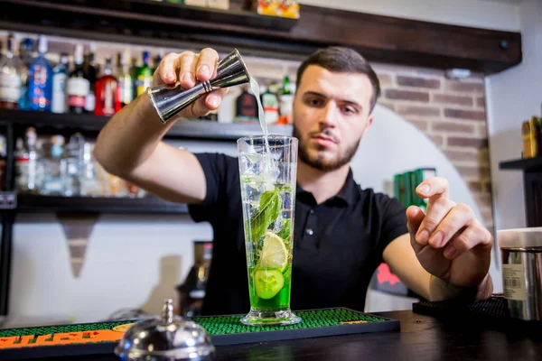 Il barista prepara cocktail analcolici al bancone del bar . — Foto Stock