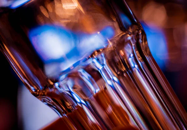 Wijn en martini glazen in plank boven een bar rek in restaurant. — Stockfoto