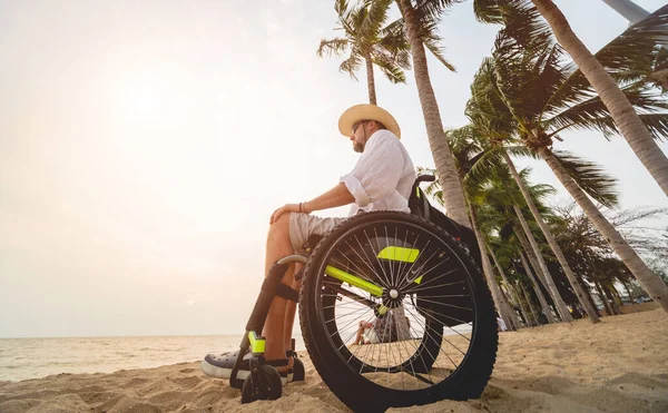 Disabled man in a wheelchair on the beach. — 스톡 사진