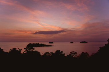Tropiklerdeki sahilde güzel bir gün batımı. Gökyüzü ve okyanus