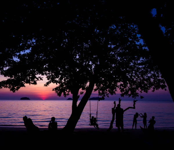 Beautiful sunset at the beach in the tropics. Sky and ocean — Stock Photo, Image