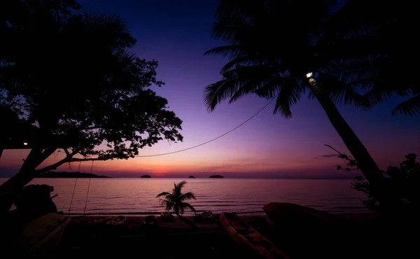 Όμορφο ηλιοβασίλεμα στην παραλία των τροπικών περιοχών. Ουρανός και ωκεανός — Φωτογραφία Αρχείου